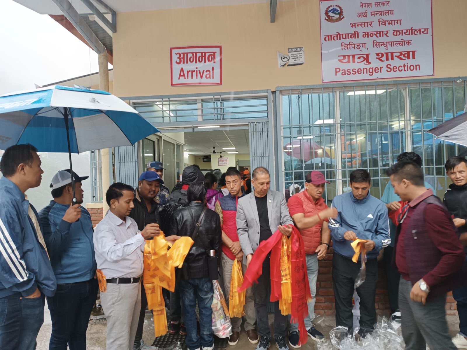 भोटेकोशीको बाढीले रसुवाकाे केरुङमा अलपत्र परेका १ सय ६७ जना उद्धार