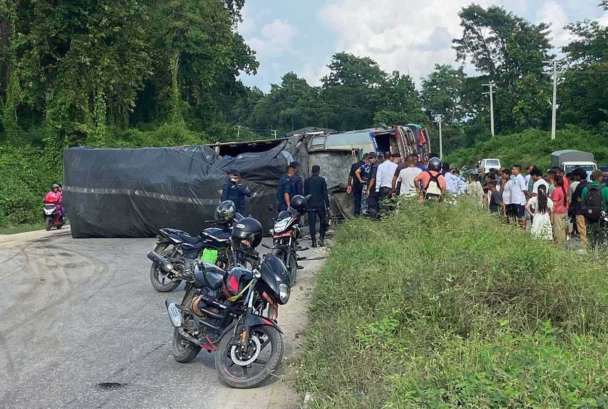 गैँडाकोटमा ट्रकले स्कुटरलाई ठक्कर दिँदा दुई जनाको मृत्यु