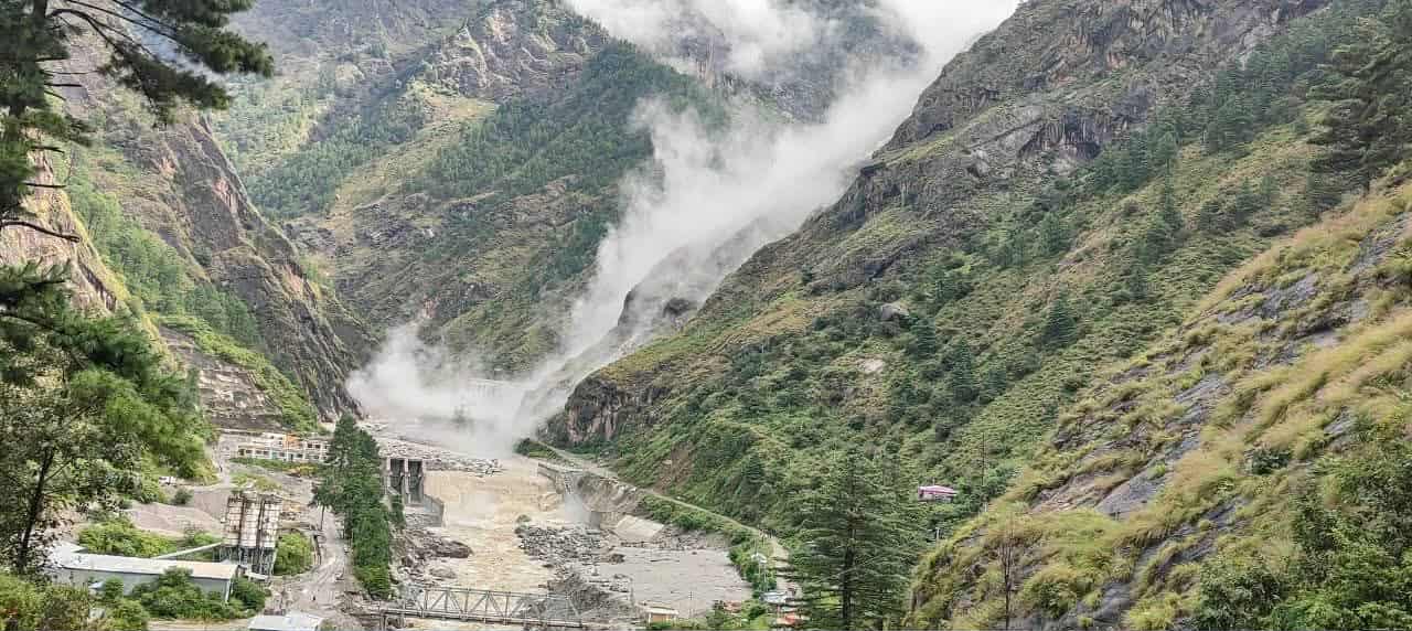 रसुवागढी नाकामा सुख्खा पहिरो, एक जना घाइते