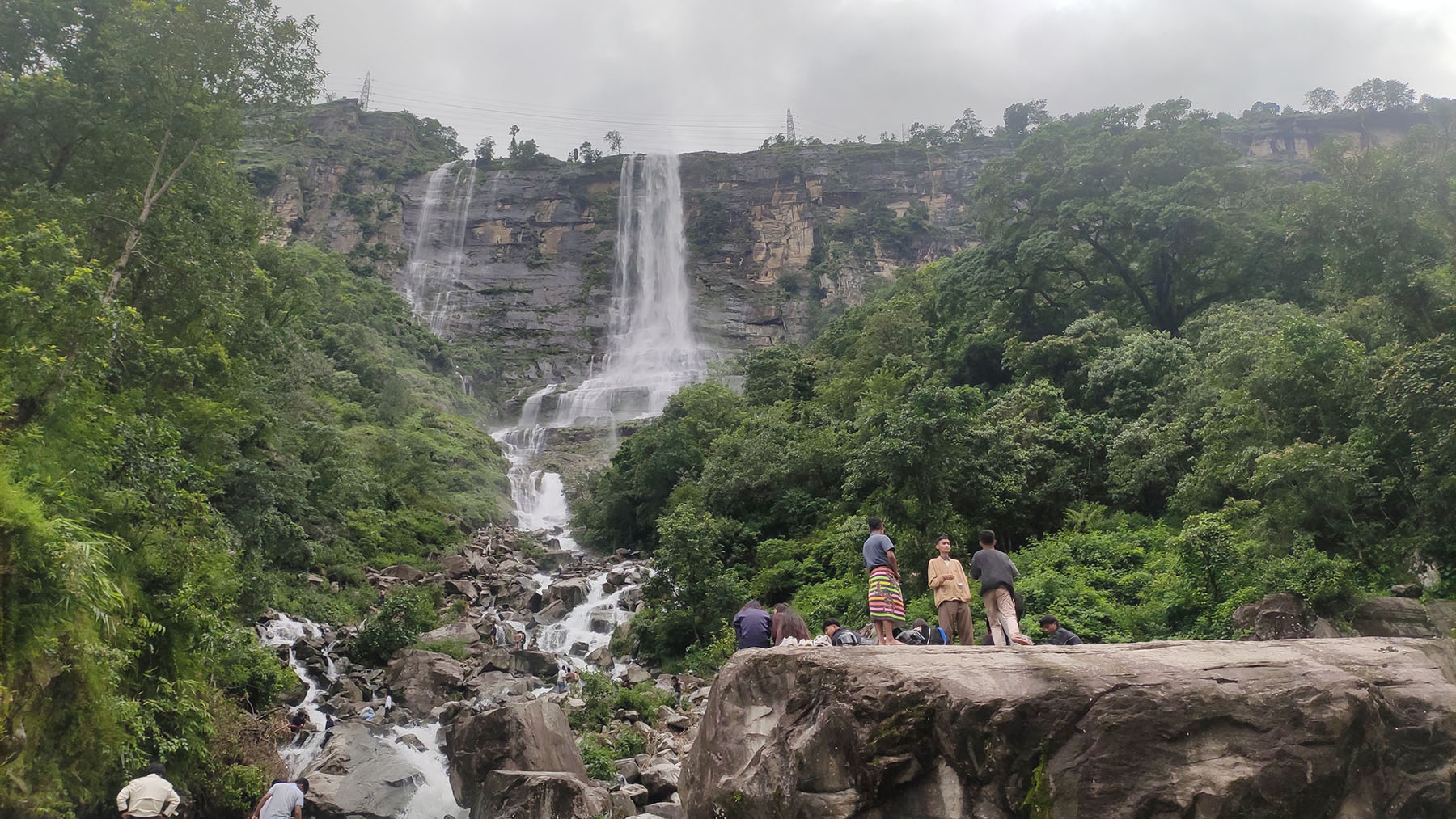 भाङ्गे झर्नामा आन्तरिक पर्यटकको भीड
