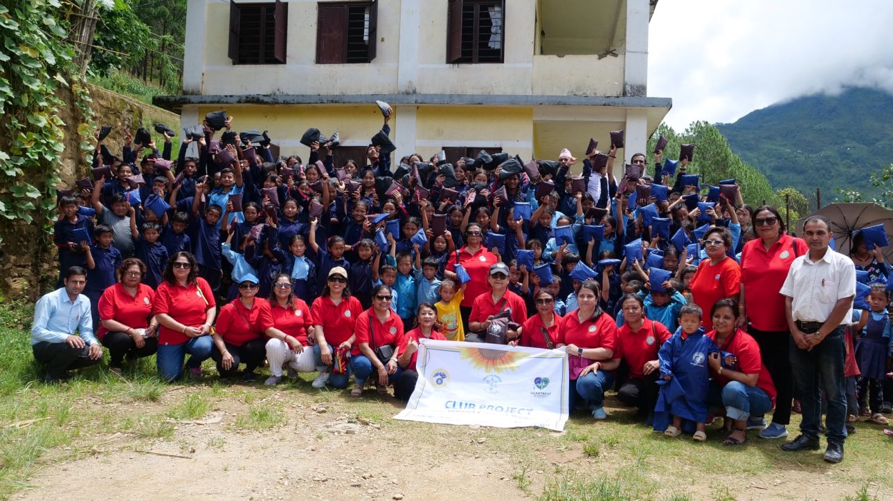 सामुदायिक विद्यालयमा अध्ययनरत छात्रछात्रालाई स्टेसनरि सहित रेनकोट वितरण