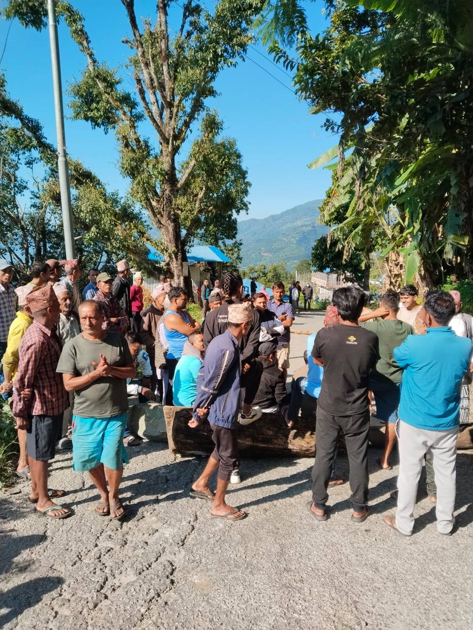 क्षतिपूर्तिको माग गर्दै स्थानीयवासीद्वारा सडक अवरुद्ध