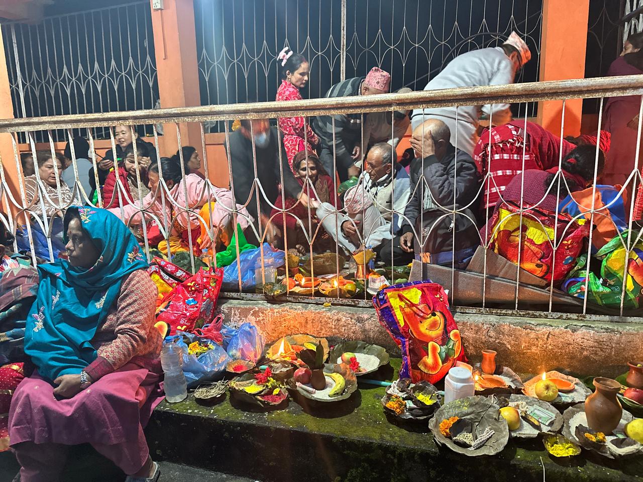 उत्तरगयाधाममा बत्ती बाल्ने श्रद्धालुहरूको भीड