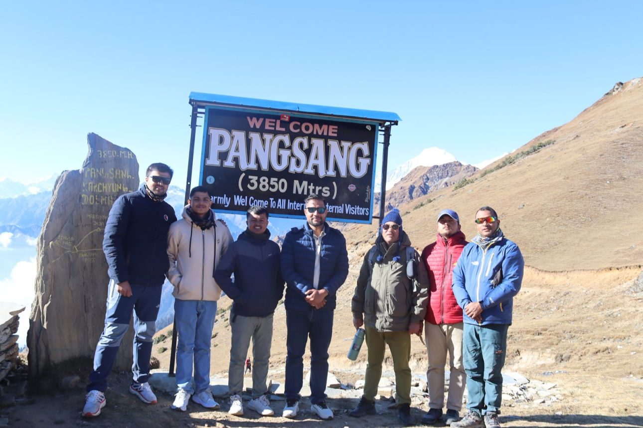 पाङसाङपासबाट चारैतिरको हिमाली दृश्य मनमोहक