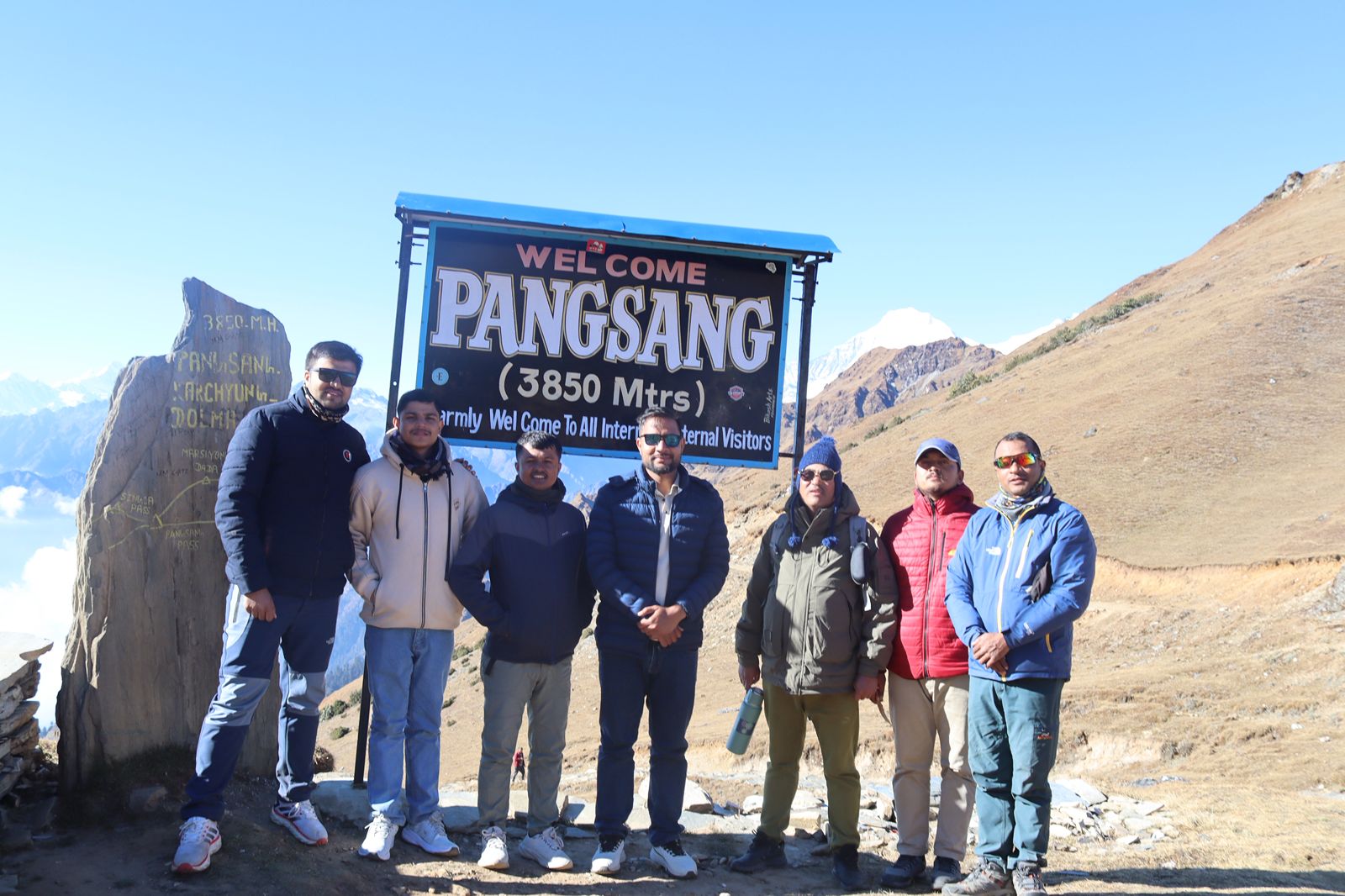 पाङसाङपासबाट चारैतिरको हिमाली दृश्य मनमोहक