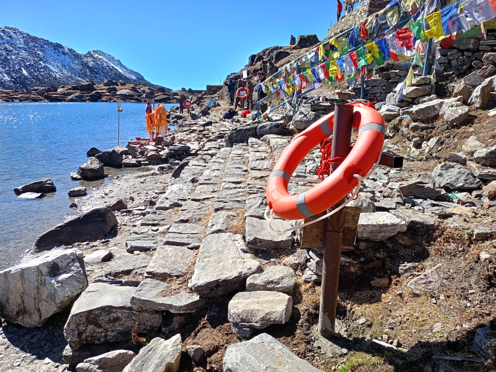 गोसाईंकुण्डमा लाइफब्वाइ ट्युब जडान