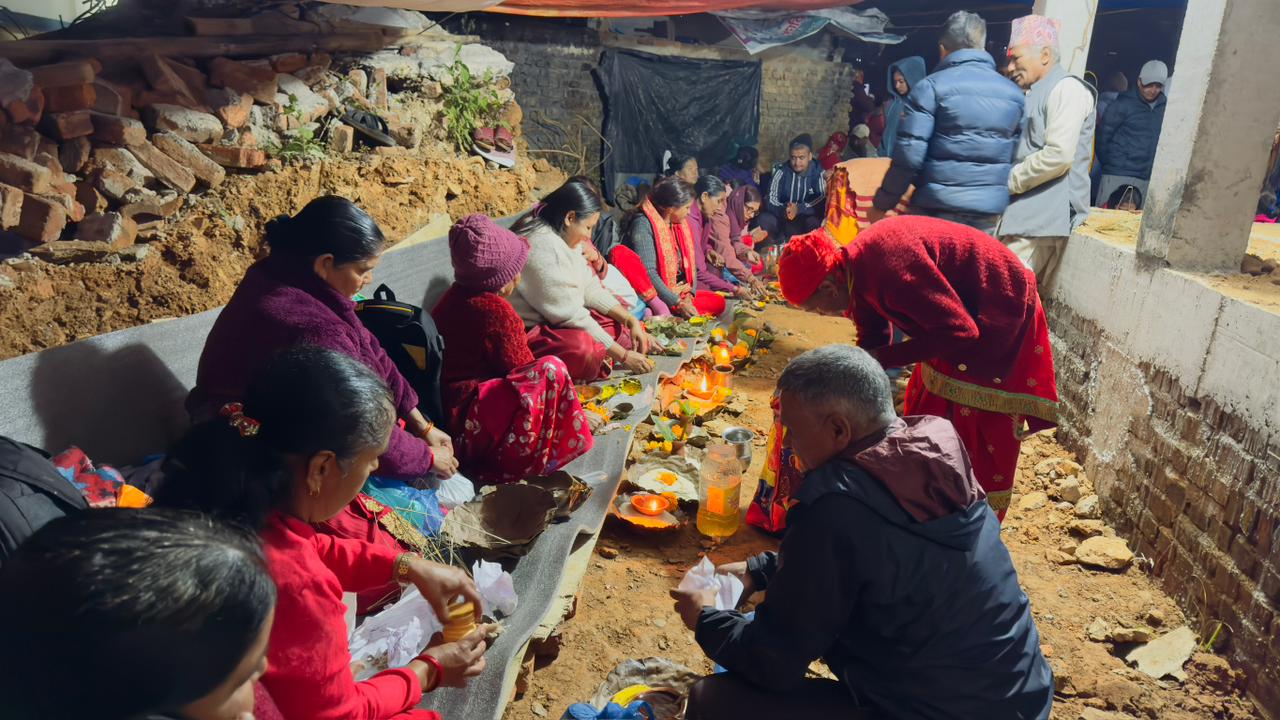बाला चतुर्दशीको पूर्वसन्ध्यामा नीलकण्ठ महादेव मन्दिरमा बत्ती बाल्ने भक्तजनहरूको भिड