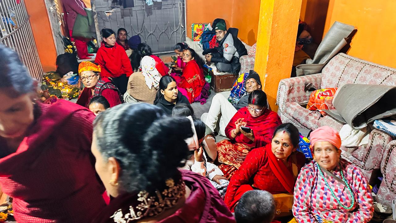 पितृको नाममा राम मन्दिर परिसरमा मंगलबार बत्ती बाल्दै भक्तजनहरू