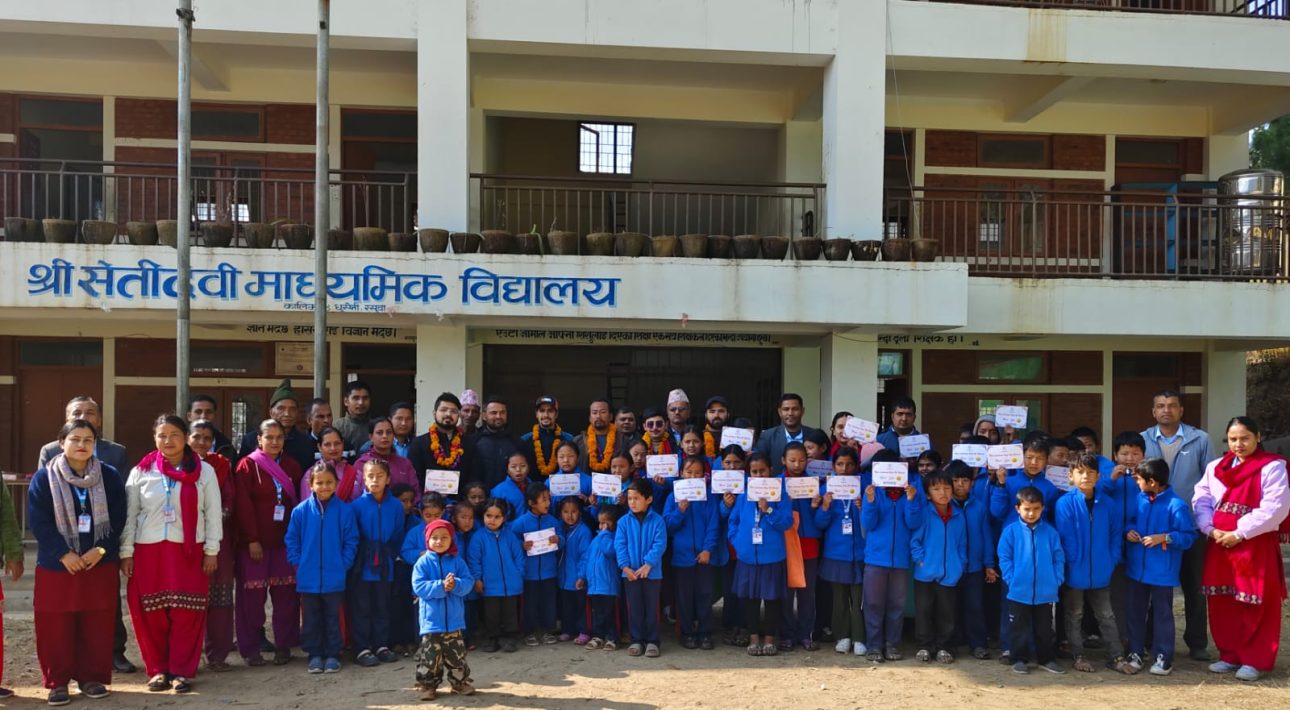 सेतीदेवी माध्यमिक विद्यालयका विद्यार्थीलाई न्यानो कपडा तथा स्टेशनरी वितरण