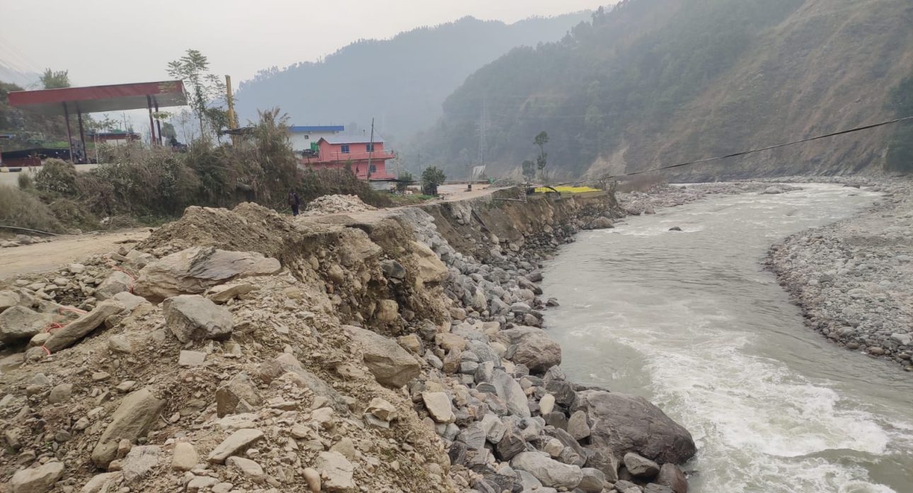 बाढीले बगाएको महिनौँ बित्दा पनि नौविसे सडक खण्ड पुनर्निर्माण हुन सकेन