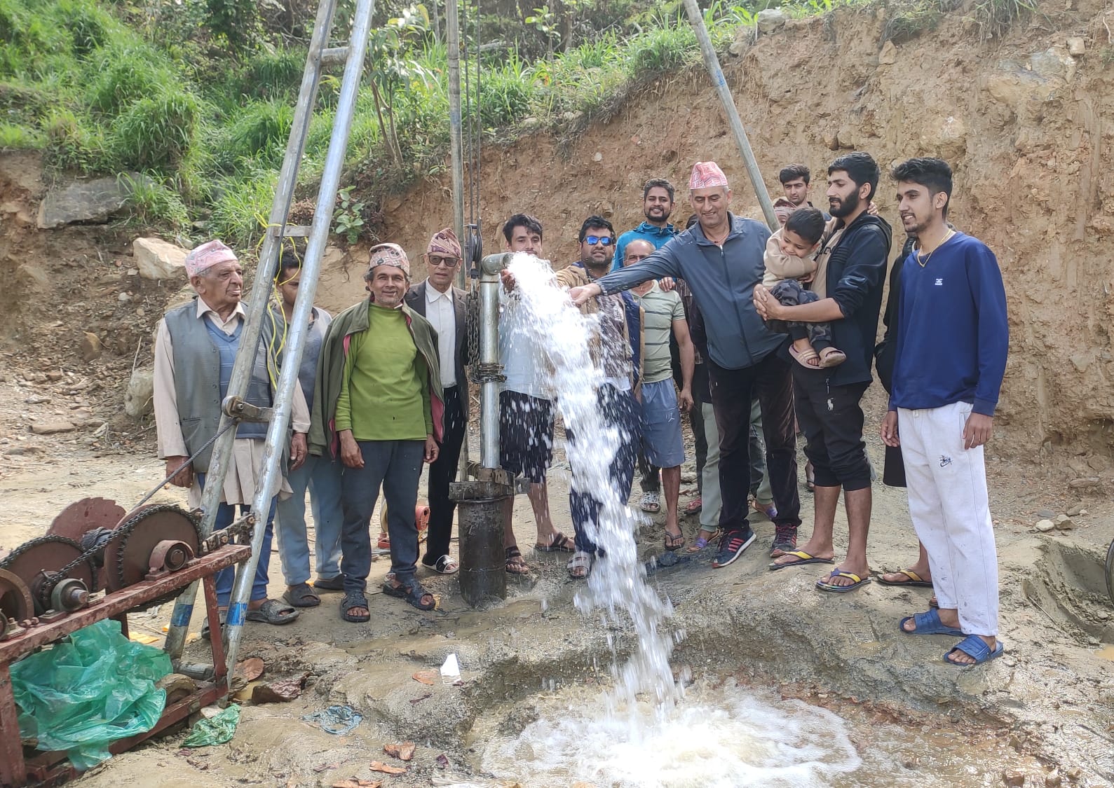 डिप बोरिङबाट रसुवामै पहिलो पटक पानी निकाल्न सफलता, कटुन्जेका स्थानीय उत्साहित