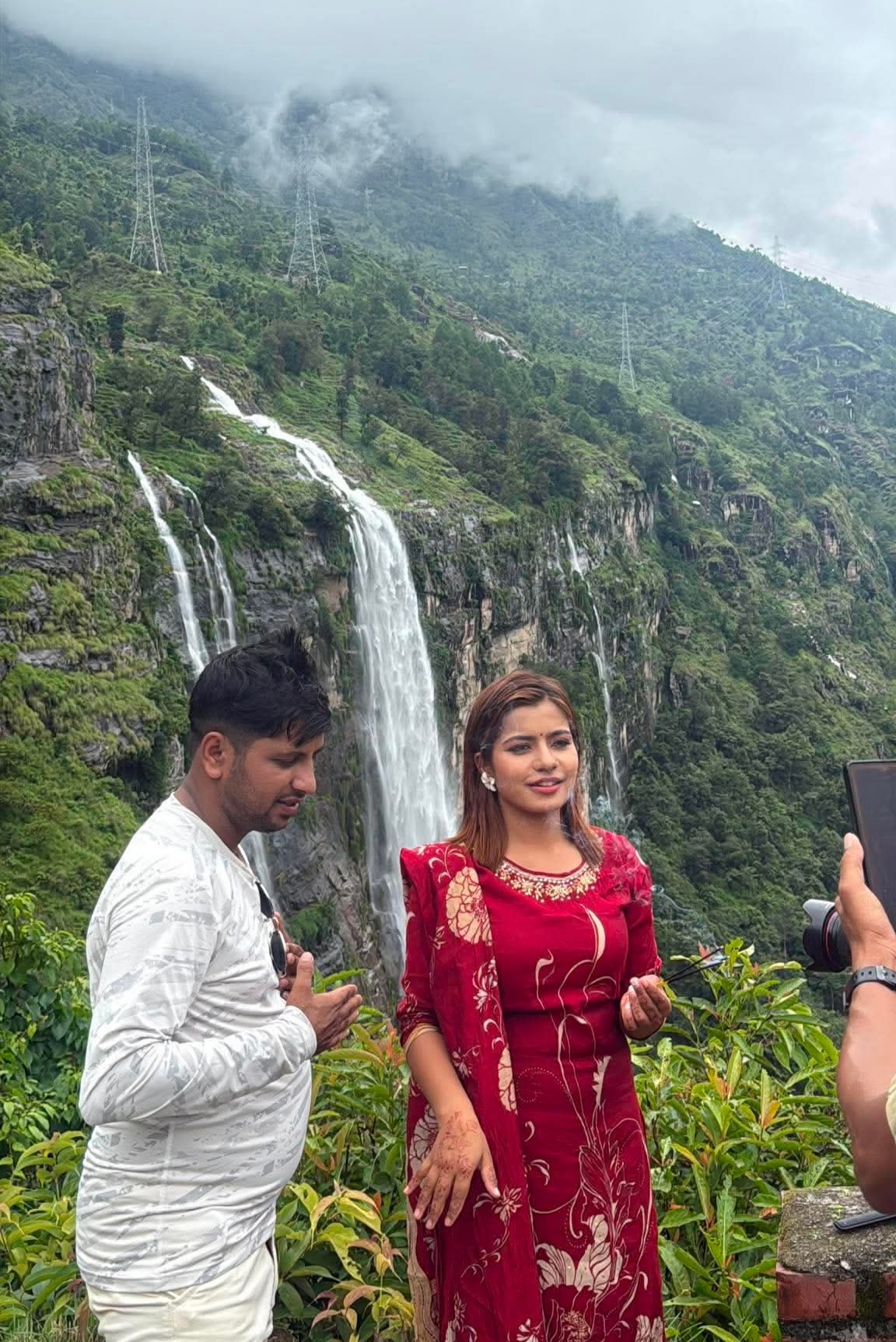 भाङ्गे झरनामा केशव र इब्सलको ‘रसुवामा भाङ्गे झरना’ गितकाे म्युजिक भिडियो छायाङ्कन