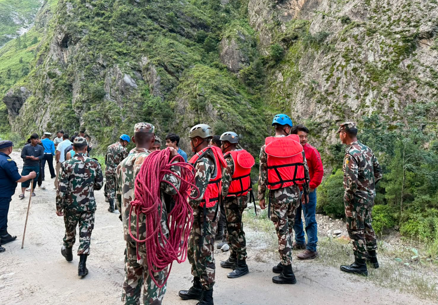 भोटेकोशीमा खसेर बेपत्ता भएको ईभी गाडीका चालकको पहिचान खुल्यो, खाेजीकार्य जारी
