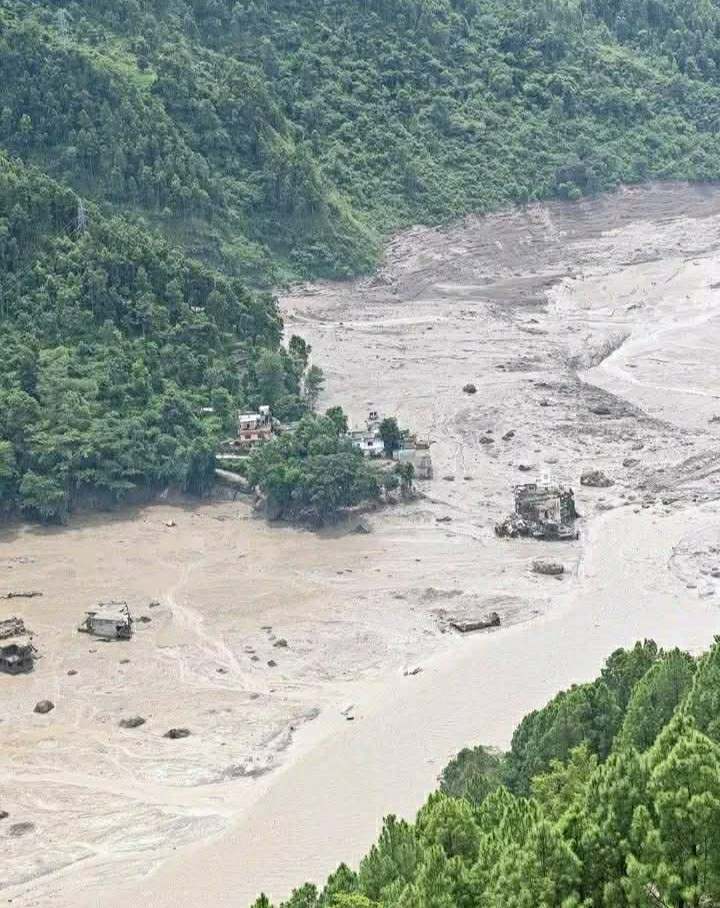 बाढीको चार दिन बित्दा पनि रसुवाको तल्लो भेगमा पुगेन सरकारी उद्धार: उद्धार र राहतको पर्खाइमा तडपिँदै पीडित