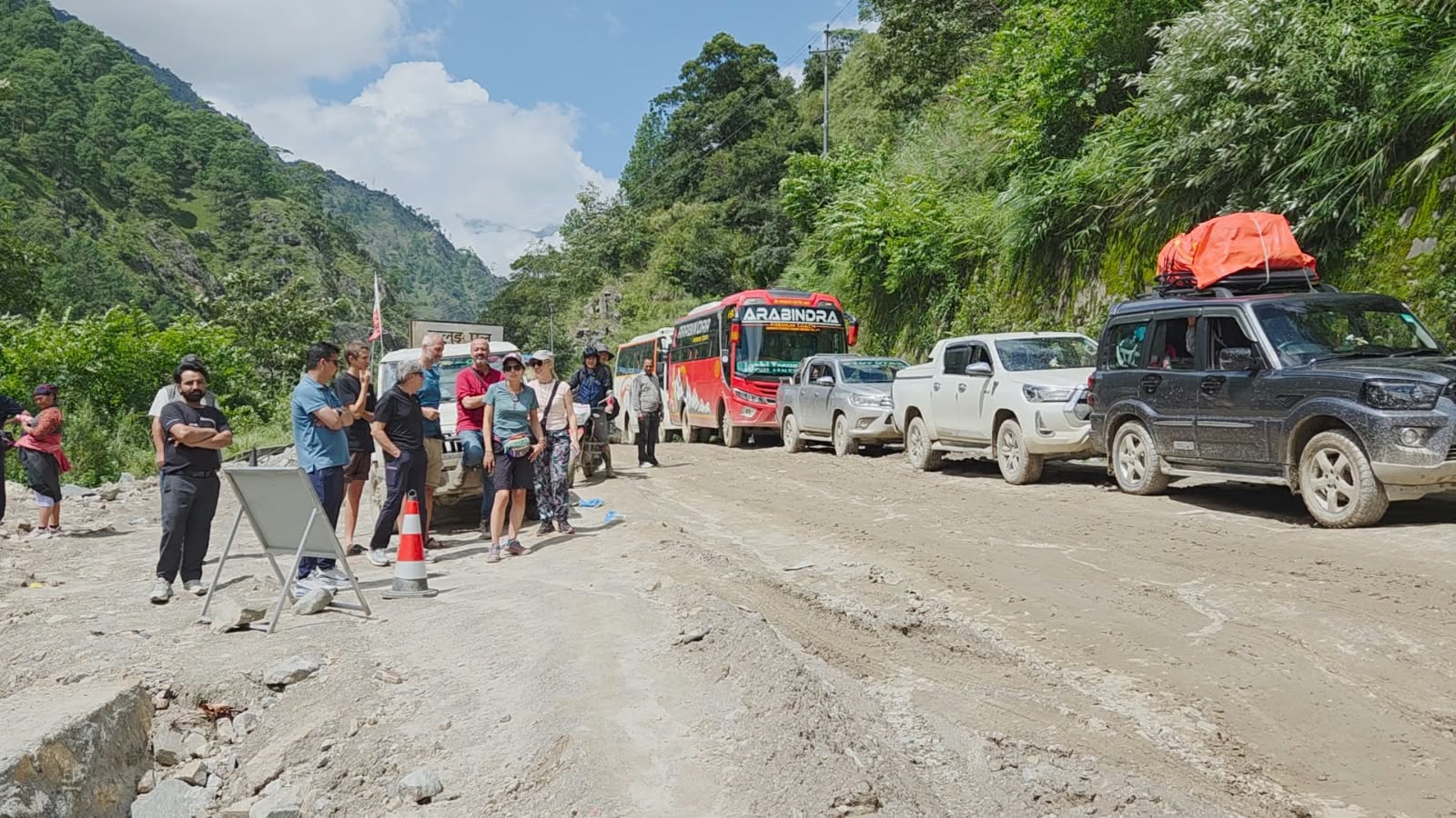 पहिरो र हिलोले जोखिमपूर्ण रसुवागढी यात्रा: घण्टौँ जाममा यात्रु